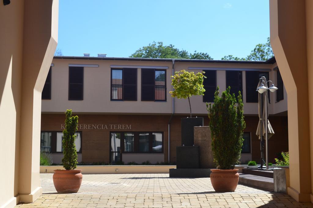Szent János Hotel Szeged Exterior foto